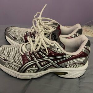 Shoes 
Color: grey and purple 
Condition : New